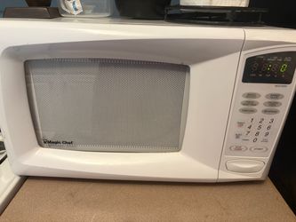 Magic Chef MCD790W White Countertop Microwave