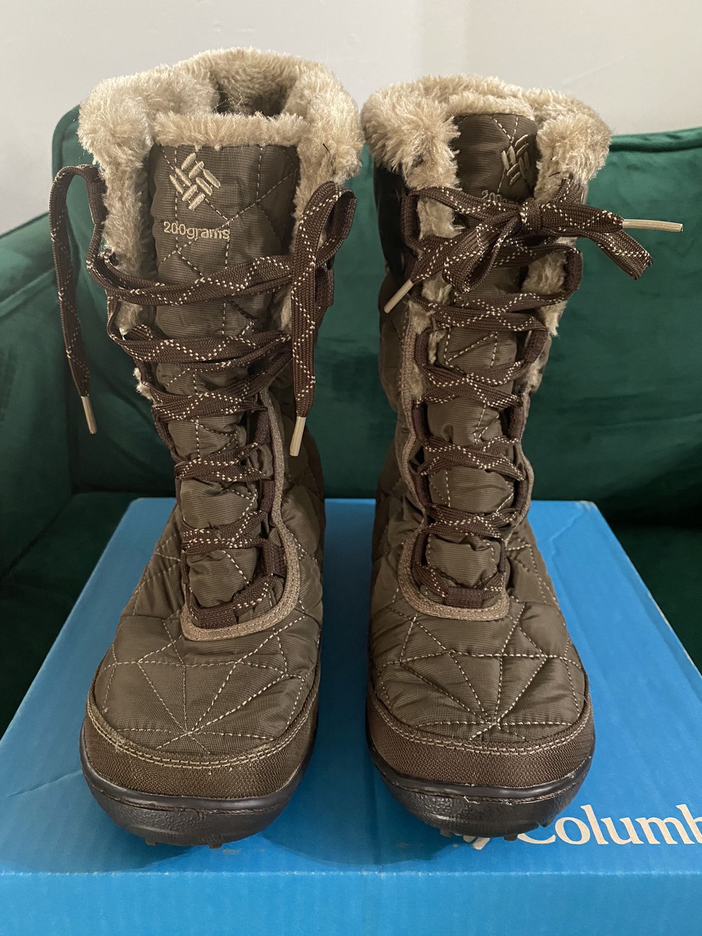 Columbia Snow Boots Size 7 (like new)