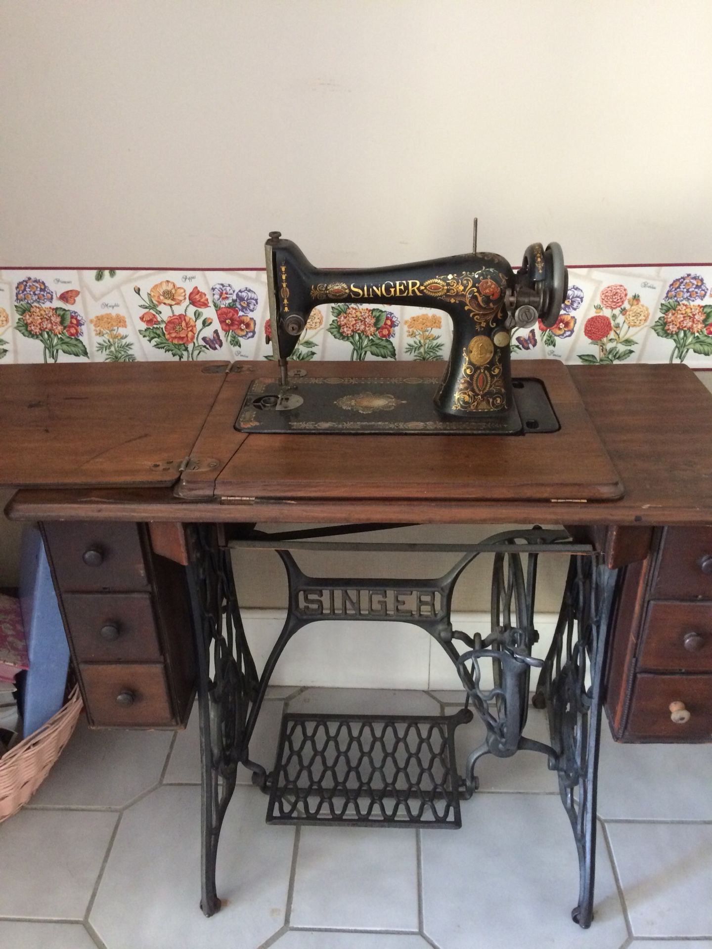 Vintage singer sewing machine.