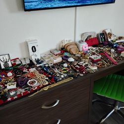 Huge Amount 70-80s Coustume Jewelry,A Lot New With Tags