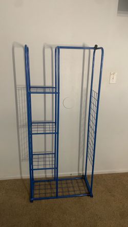 Freestanding clothing rack