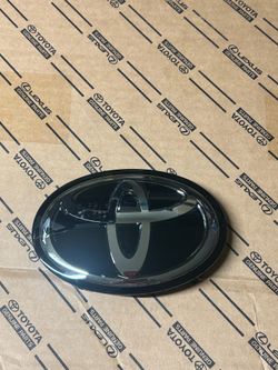 2019-2023 Toyota Camry RAV4 Front Grille Emblem 53141–33130 OEM 90975–02024