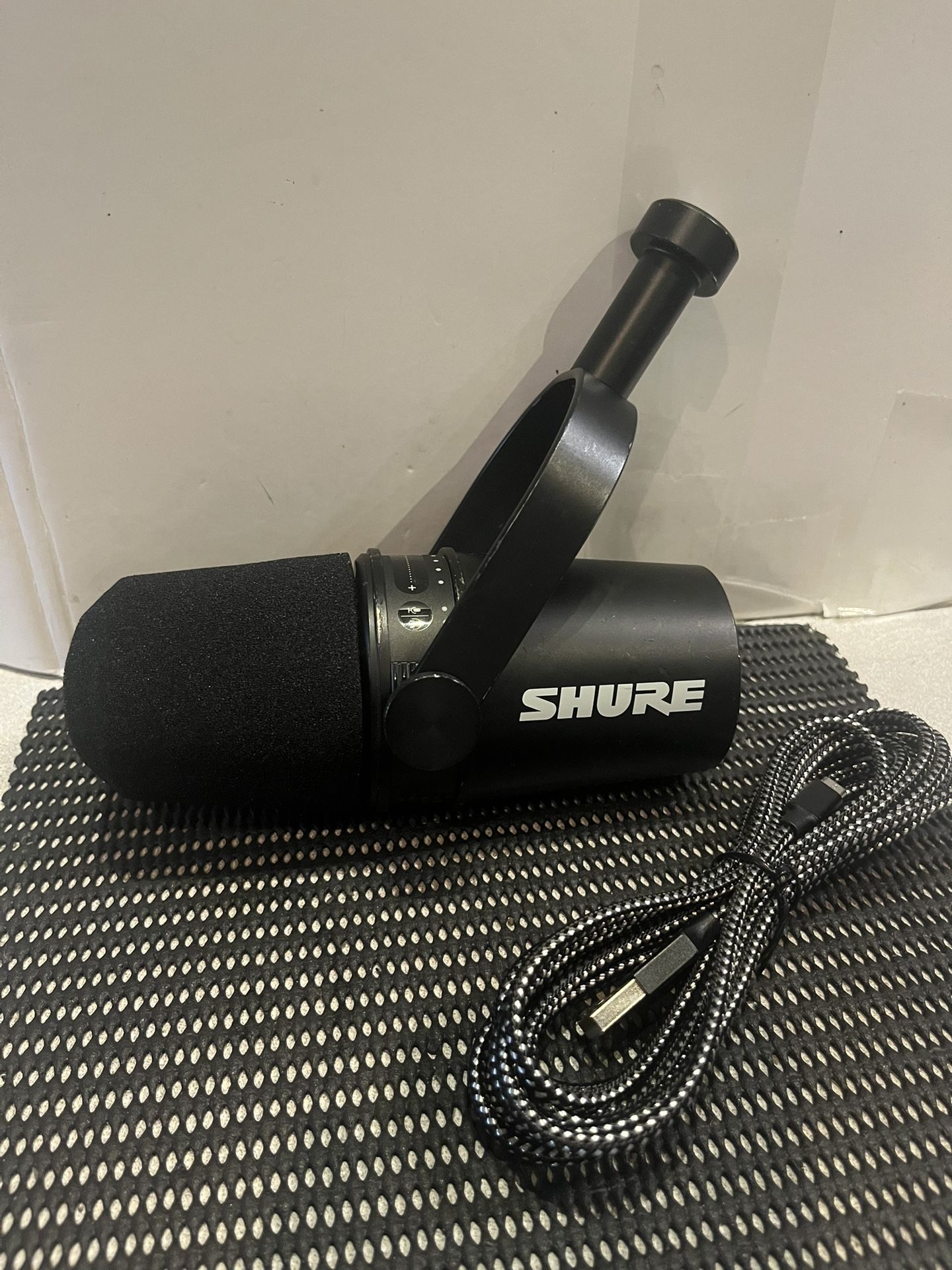 SHURE MV7 podcasting, Recording, Live Streaming microphone USB/XLR dynamic Mic, voice isolating