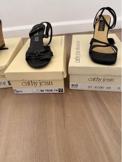 Women’s show 2 in tall or less size 8 and 7