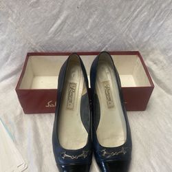 506. Preowned Rangoni Of Florence Black/Navy Blue Low Heel Pump Size 8 1/2 AA.  Asking $10