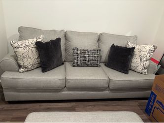 🛋️ Like-New Gray Sofa & Ottoman – Excellent Condition 500 obo