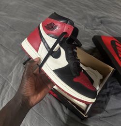 Jordan 1 retro high og black toe sz 8.5
