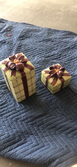 Set of present cookie jars