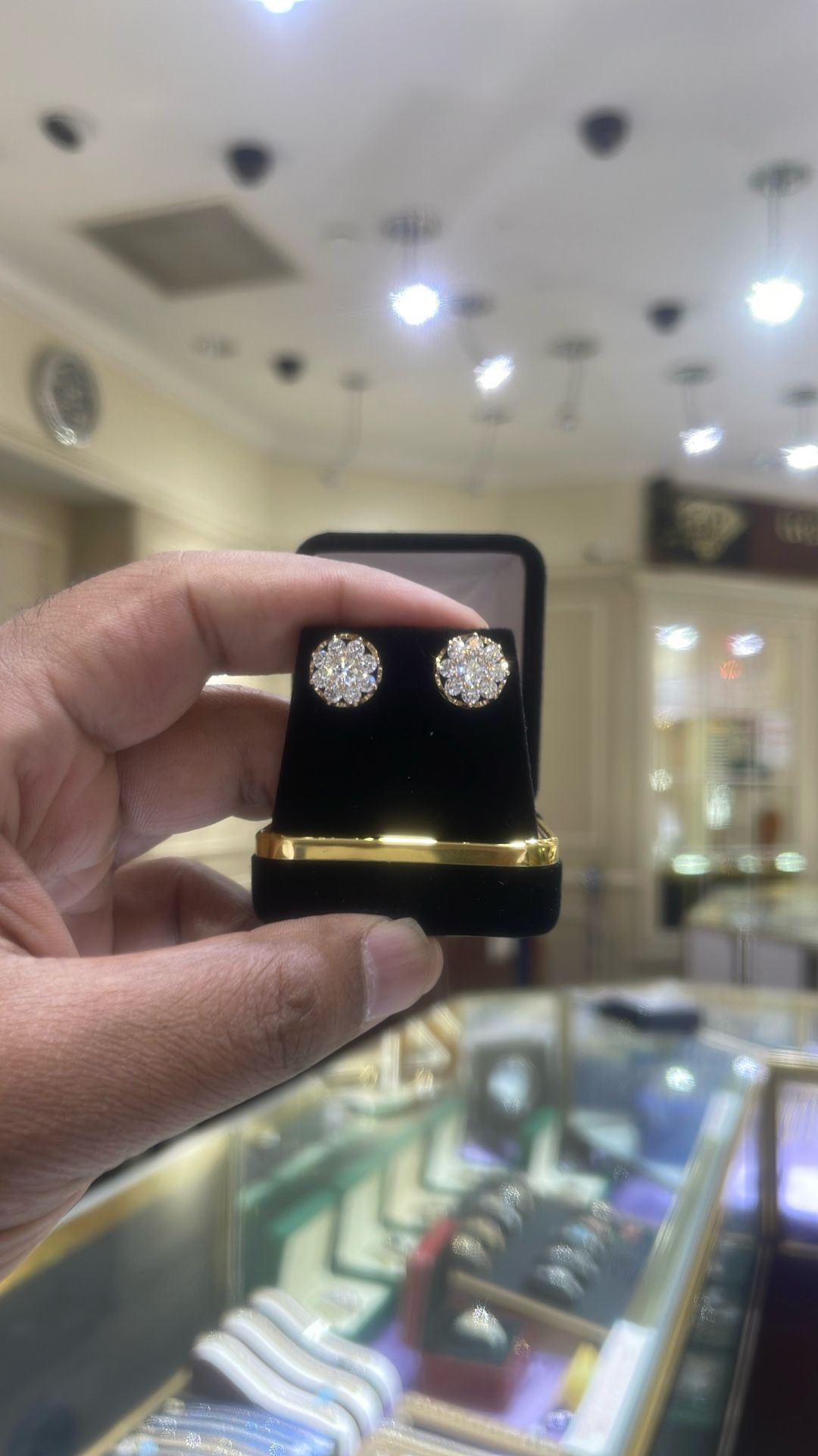 14kt Gold 2.00 Carats Flower Studs Large