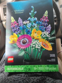 Lego Botanicals 608 piece's. Ages 18+.
