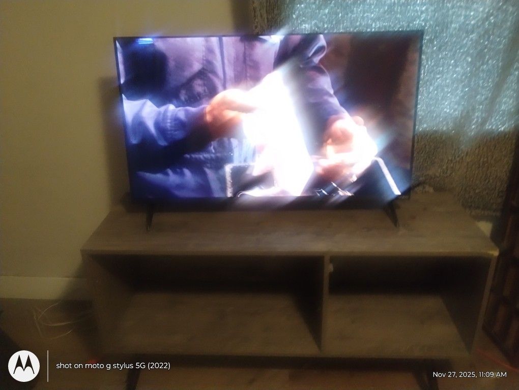 40" Inch Vizio Smart Tv  / New Tv Stand Like New No Remote 