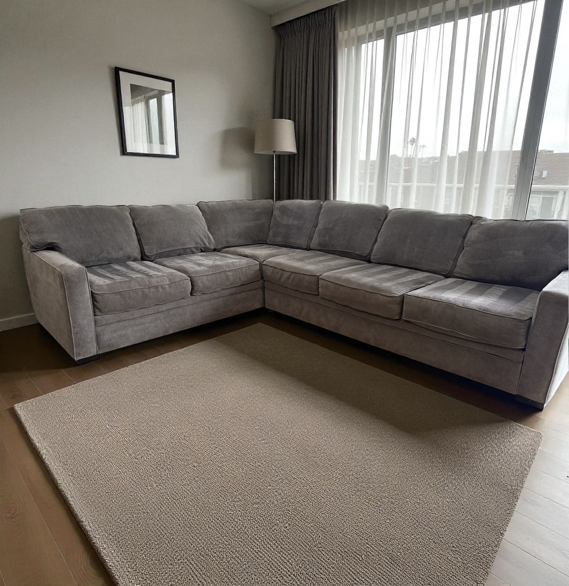 BEAUTIFUL SECTIONAL COUCH 