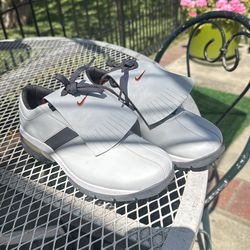 Lady’s Nike golf shoes size 7 Tiger woods