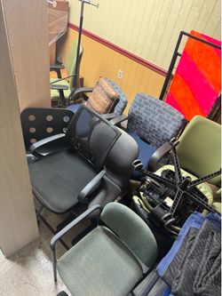 Accent chairs / office chairs / bar stools and more