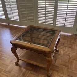 Vintage Wood End Table, in fabulous condition! 