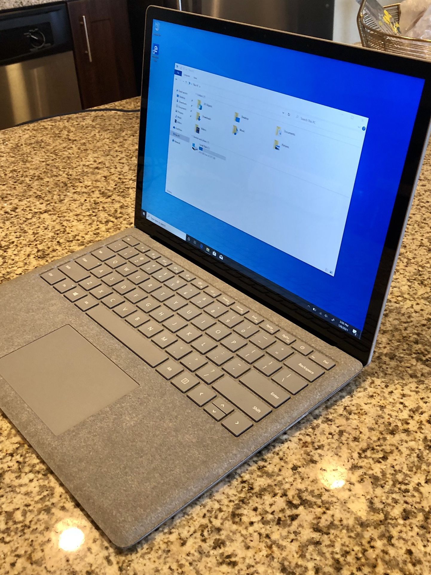 Microsoft Surface laptop 2 - i5 - 16GB RAM - 256 GB SSD - PERFECT CONDITION