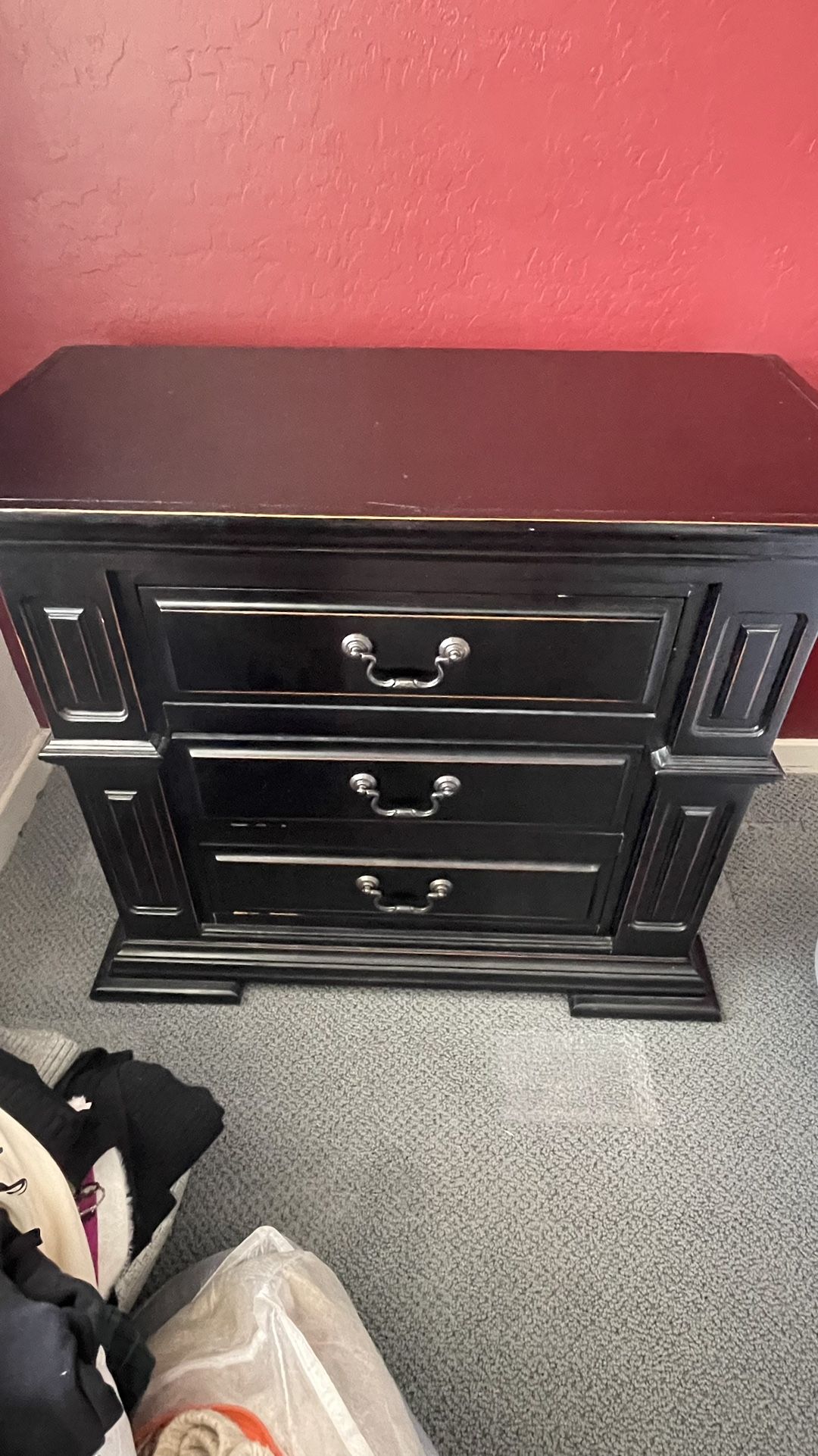 Tall Dresser With 2 Nightstands