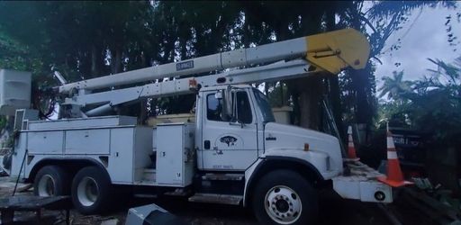 Freightliner bucket truck