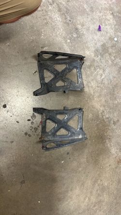 Toyota Tundra 2016 SR5 Bumper corner cover bracket