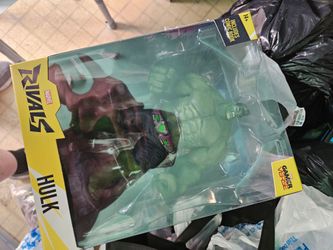 Marvel rivals hulk statue