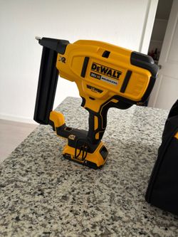DeWalt Narrow Crown Stapler