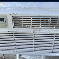 Arctic King A.C. 8000 BTU COOLING 4200 BTU HEATING