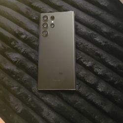 Selling my Samsung Galaxy S22 Ultra in great working condition.