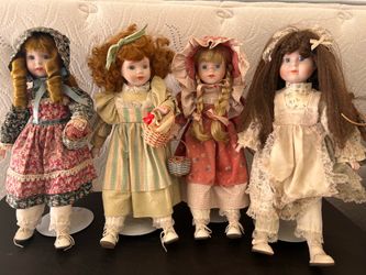 Set of 4 porcelain dolls  with stands