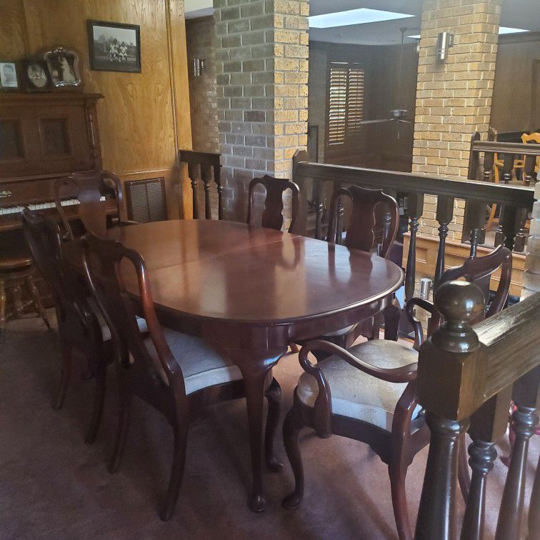 Antique Mahogany Dining Table with 6 Chairs and Antique Buffet