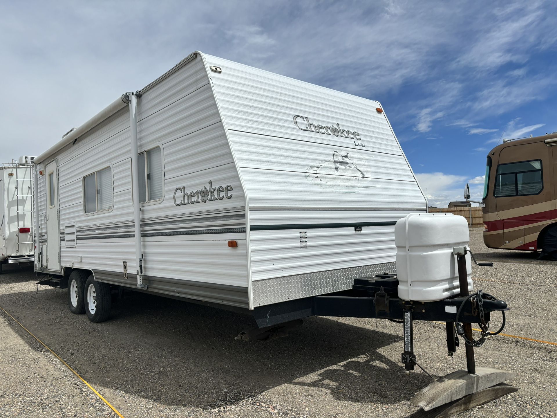 2002 Forest river Cherokee 26Y one slide out  great condition in in out sleeps 6 weight of the trailer 4780 tires are like new roof air awaing everyth