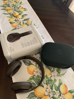 Beats Studio pro. A2924.   Like brand  used 3-4 times open box