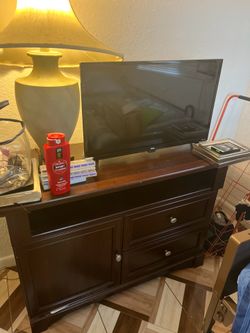 Brown dresser, lamp & 32 inch smart tv