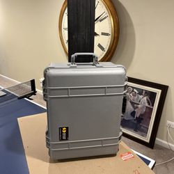 Pelican 1560 Protector Watertight Wheeled Studio Case / Gray And Black 