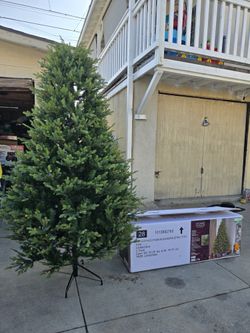 7.5 ft. Eastcastle Twinkling Balsam Fir LED Pre-Lit Artificial Christmas Tree T34