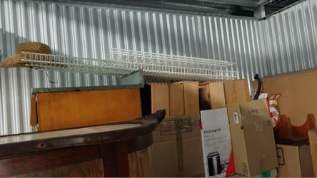 Wire closet shelving and hardware