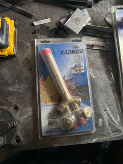 Cutting torch handle