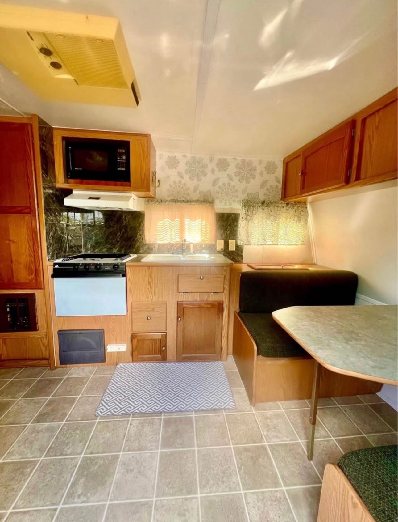 RV TRAILER IN MINT CONDITION 2005