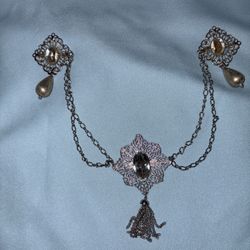 Vintage connected brooch accessory