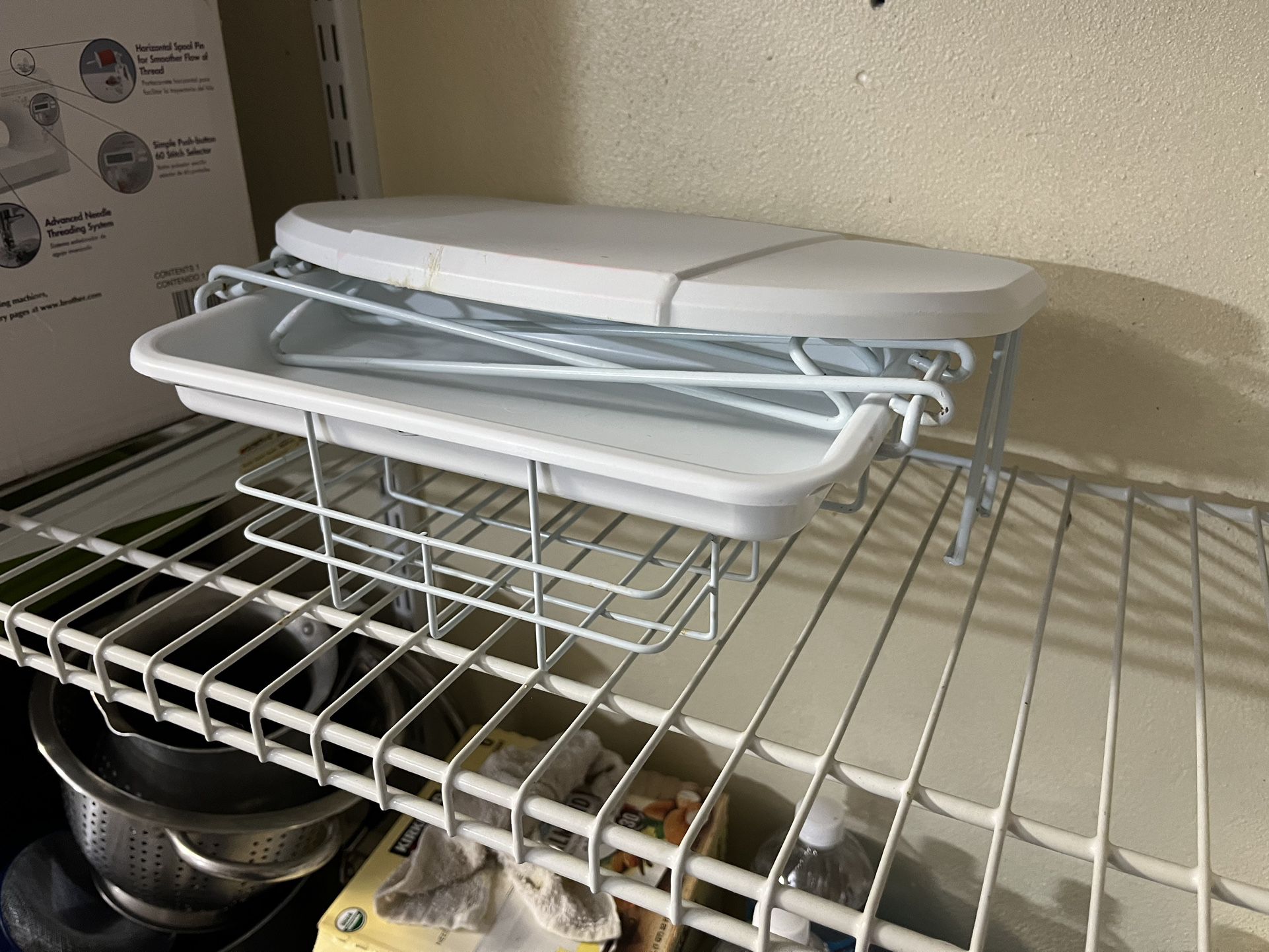 Trash rack for kitchen cabinet