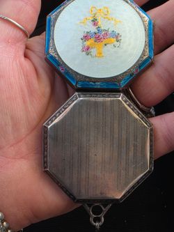 Have one to sell?
Sell one like this
Sell something else

VINTAGE R&G Blue STERLING ENAMEL HandPainted Flowers compact
