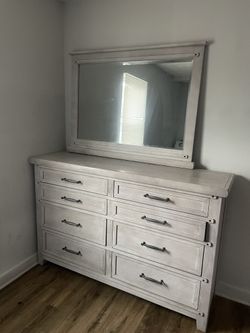 Dresser With Mirror 