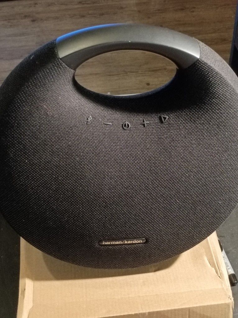 THE HARMAN KARDON ONYX STUDIO 6 PORTABLE BLUETOOTH SPEAKER