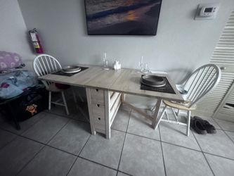 Foldable dinning table