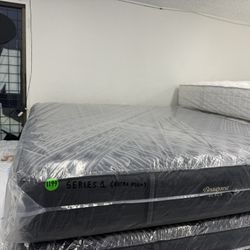 KING SIZE SIMMONS BEAUTYREST BLACK SERIES 1 (EXTRA-FIRM) MATTRESS & BOX SPRINGS BED SET