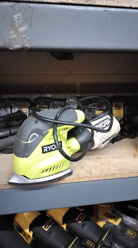 RYOBI 5 - 1/2 IN. (140 mm) SANDER