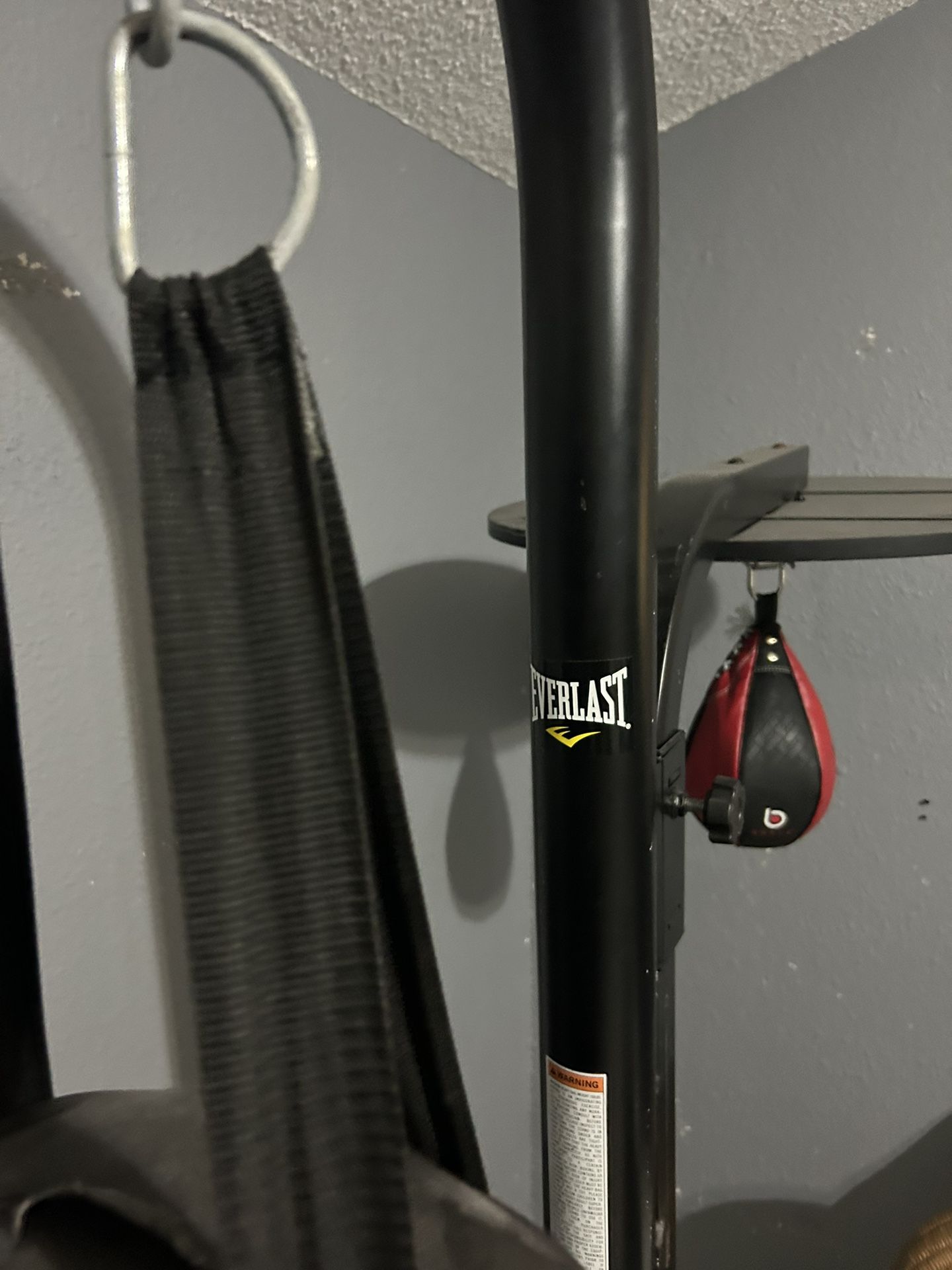 Everlast Punching And Speed Bag Station
