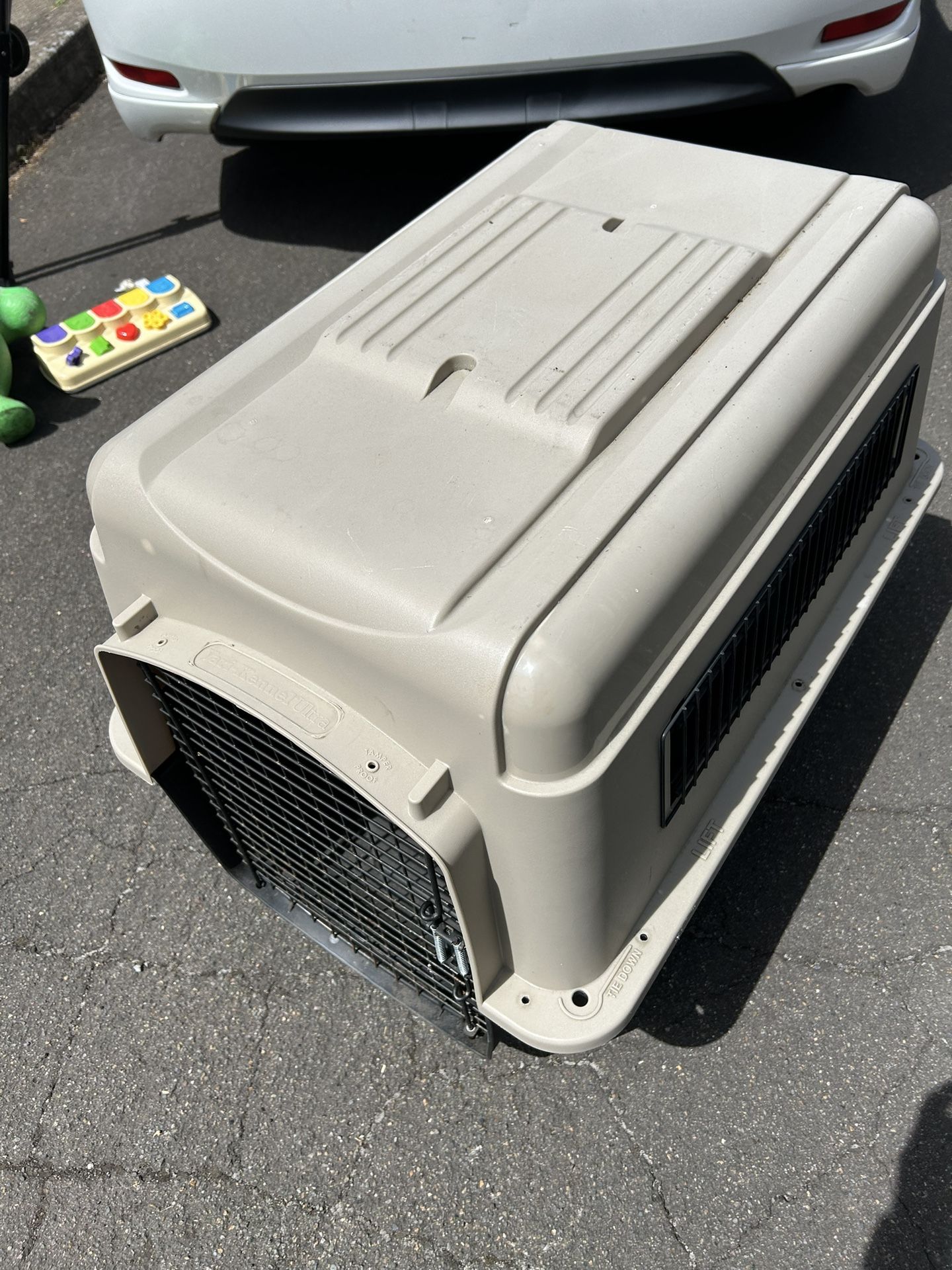 Medium large dog crate in great condition, measures 32 inches long 22 inches tall and 24 inches wide. $40, cash or Venmo, meet in person somewhere c