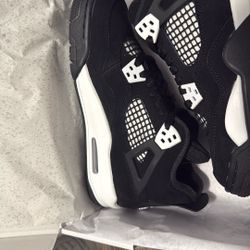 Air Jordan fours black thunder size 5 1/2 grade school