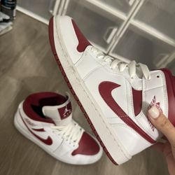 Jordan 1 Mid - Women’s 7