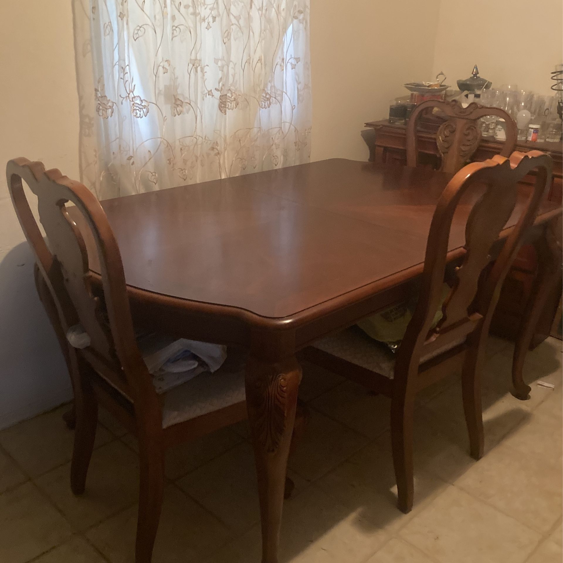 Table 4x Chairs